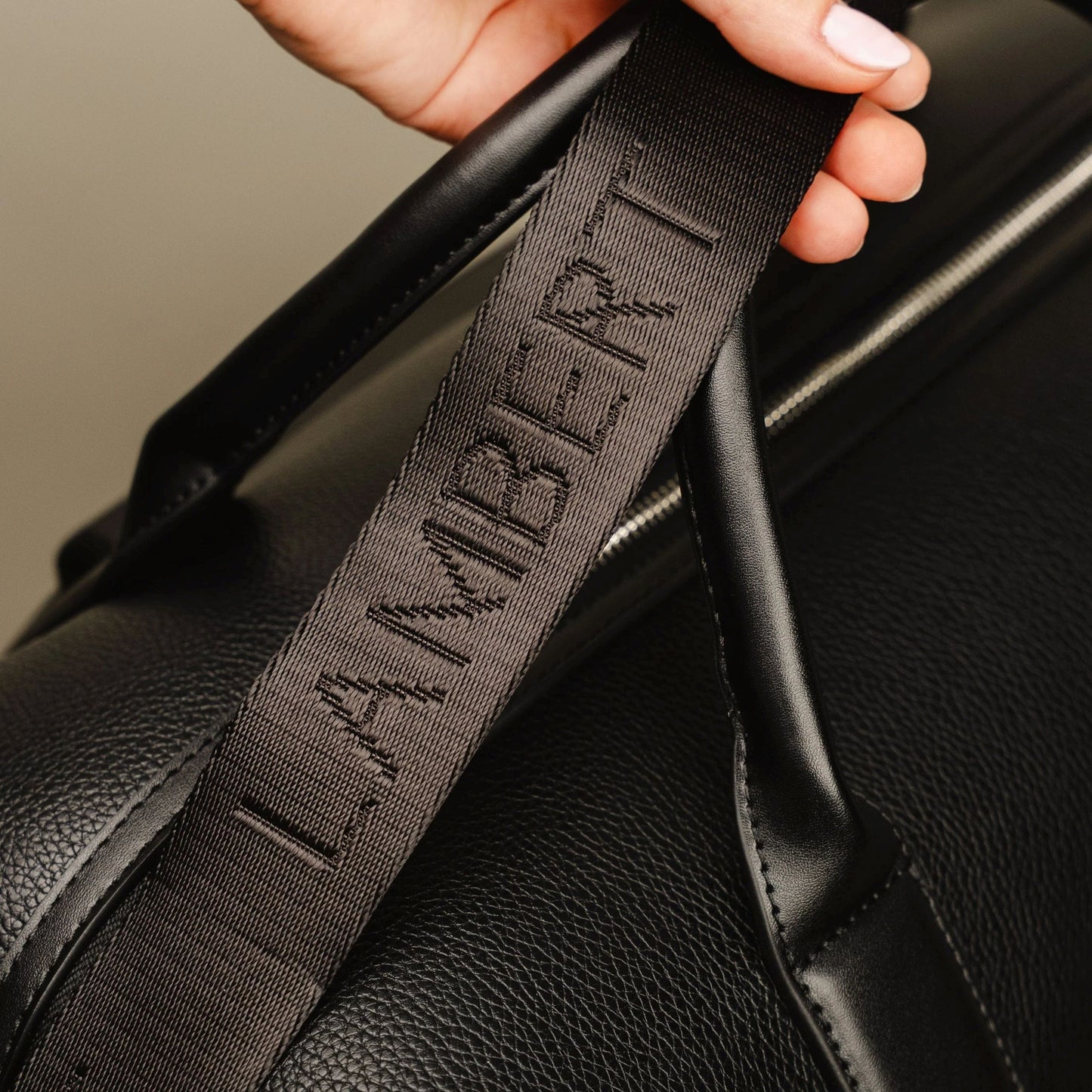 Le Mae - Petit sac de voyage en cuir vegan| Plusieurs couleurs